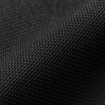 Bretelles noires — détail matière macro