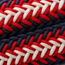 Ceinture Tressée tricolore rouge — détail matière macro