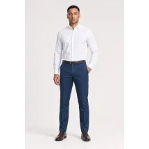 Pantalon chino bleu marine — vue décontractée porté main en poche