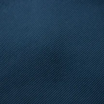 Pantalon chino bleu marine — détail macro tissu