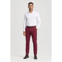 Pantalon chino rose — vue décontractée porté main en poche