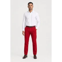 Pantalon chino rouge rubis — vue décontractée porté main en poche