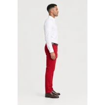Pantalon chino rouge rubis — vue profil porté