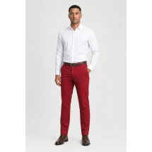 Pantalon chino rouge brique — vue décontractée porté main en poche