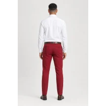 Pantalon chino rouge brique — vue de dos porté