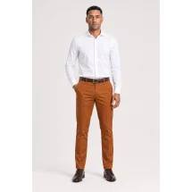 Pantalon chino orange — vue décontractée porté main en poche