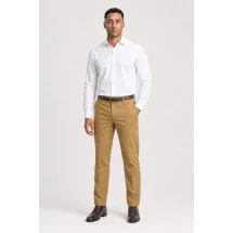 Pantalon chino ocre — vue décontractée porté main en poche