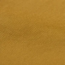 Pantalon chino ocre — détail macro tissu