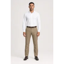 Pantalon chino beige foncé taupe — porté face — sur mesure — Costume Privé Paris