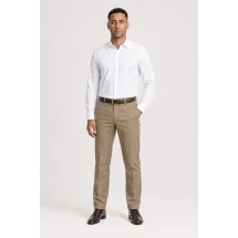 Pantalon chino beige foncé taupe — vue décontractée porté main en poche