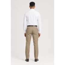 Pantalon chino beige foncé taupe — vue de dos porté