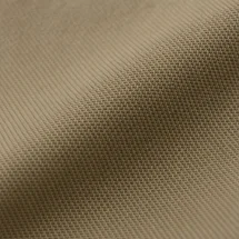 Pantalon chino beige foncé taupe — détail macro tissu
