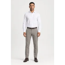 Pantalon chino gris clair mastic — porté face — sur mesure — Costume Privé Paris