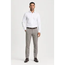 Pantalon chino gris clair mastic — vue décontractée porté main en poche