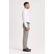 Pantalon chino gris clair mastic — vue profil porté
