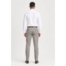 Pantalon chino gris clair mastic — vue de dos porté