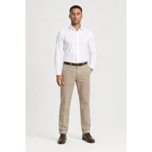 Pantalon chino beige — vue décontractée porté main en poche
