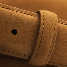 Ceinture en Nubuck camel — détail matière macro