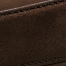 Ceinture en Nubuck marron — détail matière macro