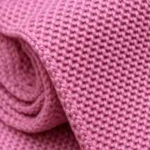 Cravate Tricot rose — détail matière macro