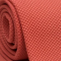 Cravate Tricot corail — détail matière macro