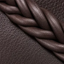 Bracelet tressé Cuir rond — détail matière macro