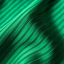 Cravate vert intense — détail matière macro
