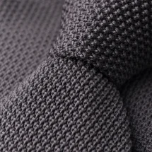 Cravate Tricot Gris Foncé — détail matière macro