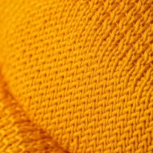 Cravate Tricot jaune doré — détail matière macro