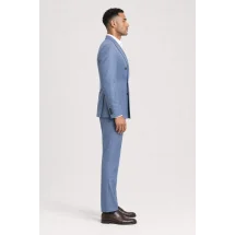 Blazer bleu clair croisé — vue profil porté