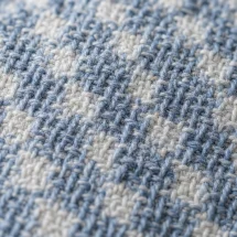 Blazer bleu ciel caviar — détail macro tissu