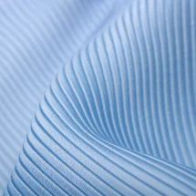 Cravate bleu clair — détail matière macro