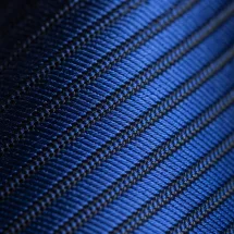 Cravate bleu roi — détail matière macro