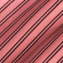 Cravate vieux rose — détail matière macro