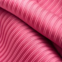 Cravate rose fuchsia — détail matière macro