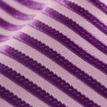 Cravate violet fines rayures — détail matière macro