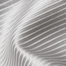 Cravate gris perle — détail matière macro