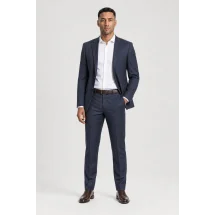 Costume Bleu fines rayures — porté décontracté veste ouverte