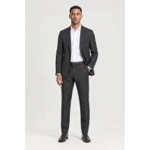 Costume Gris Anthracite croisé — porté décontracté veste ouverte