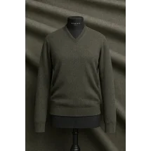 Pull col V vert olive — sur mesure — Costume Privé Paris
