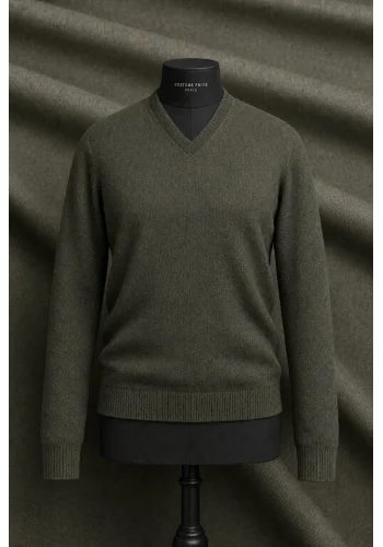Pull col V vert olive — sur mesure — Costume Privé Paris