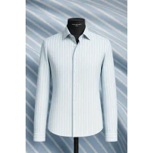 Chemise bleu ciel à rayures blanches - Style élégant pour hommes — sur mesure — Costume Privé Paris