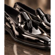 Mocassins à glands noir verni — détail des glands et du cuir verni