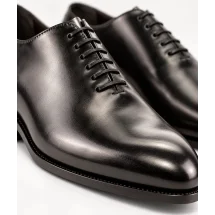 Chaussures Richelieu one cut noir — détail du cuir lisse et du laçage