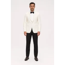 Smoking black tie veste ivoire col châle et pantalon noir porté de face