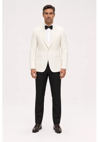 Smoking black tie veste ivoire col châle et pantalon noir porté de face