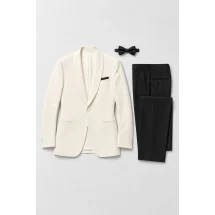 Veste de smoking ivoire, pantalon de smoking noir et nœud papillon noir