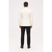 Dos de la veste de smoking ivoire avec pantalon noir