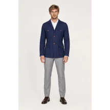 Veste saharienne lin bleu marine portée de face avec pantalon gris