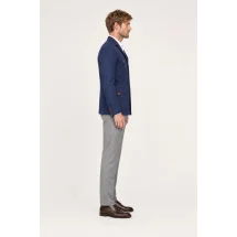 Veste saharienne lin bleu marine portée de profil, taille resserrée par coulisse